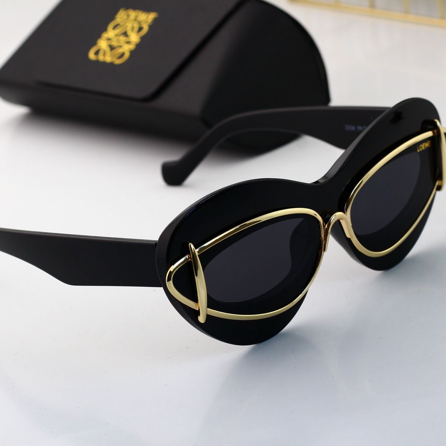 Lunettes de soleil rétro modernes à monture en cœur incrustée