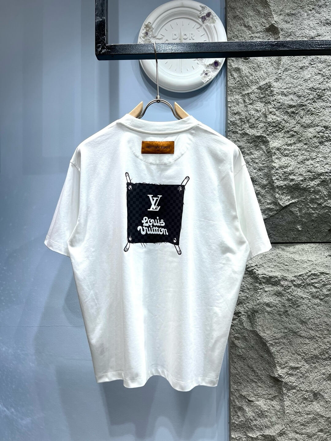 Camiseta con letras tridimensionales