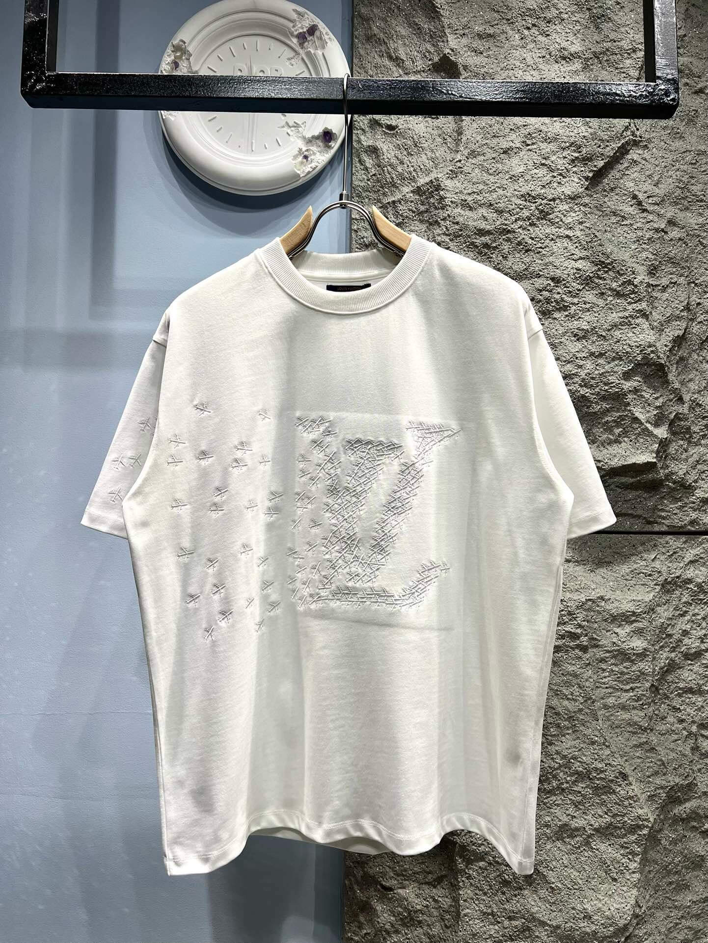 Camiseta con bordado agrietado y patrón