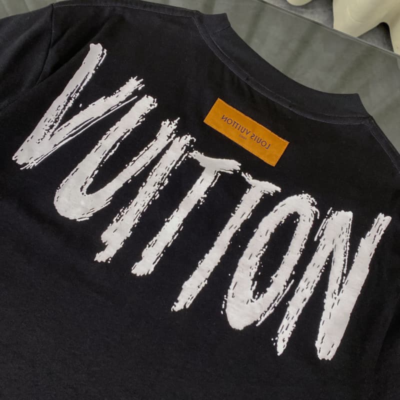 Camiseta con collar, letras y bordado en el pecho