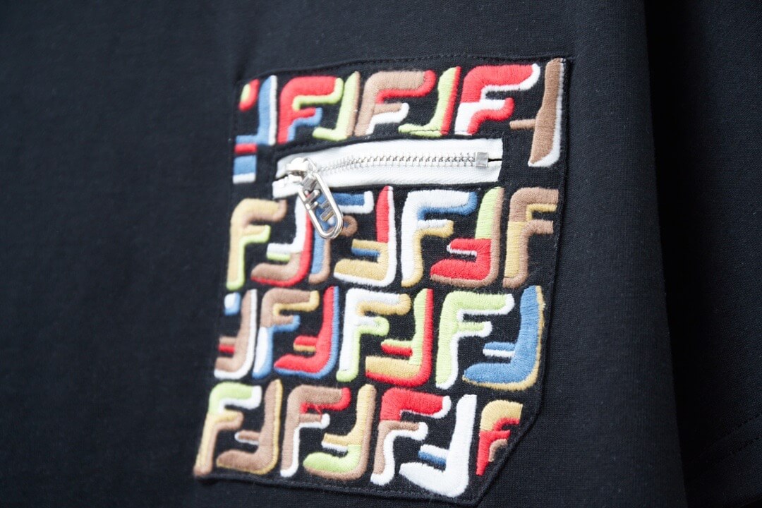 Camiseta con bordado colorido