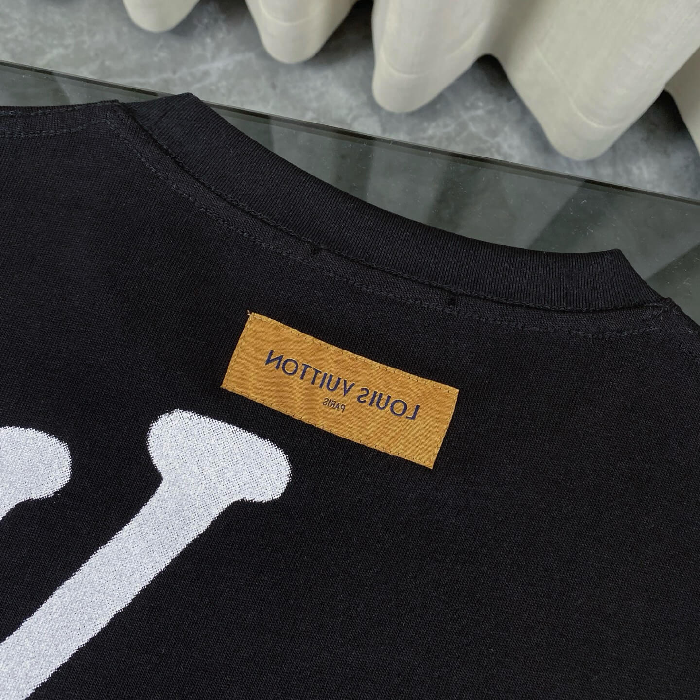 Camiseta con letras de grafiti