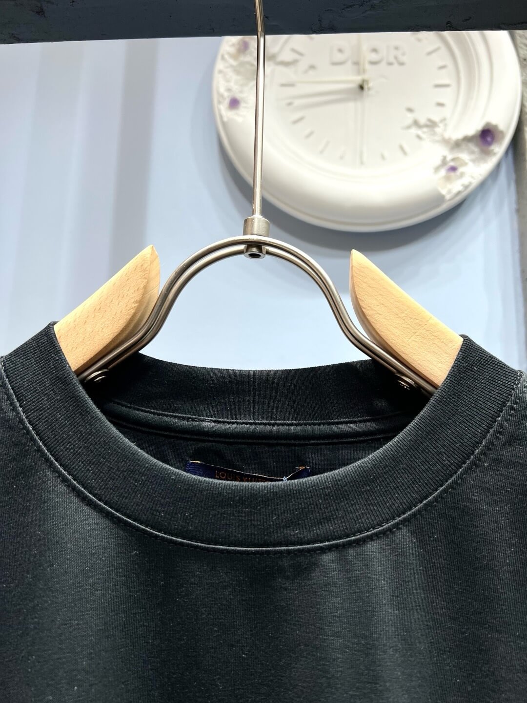 Camiseta con letras tridimensionales