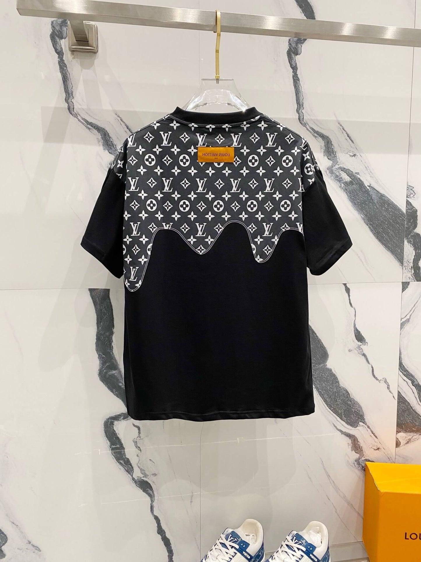 Camiseta con estampado de renderizado