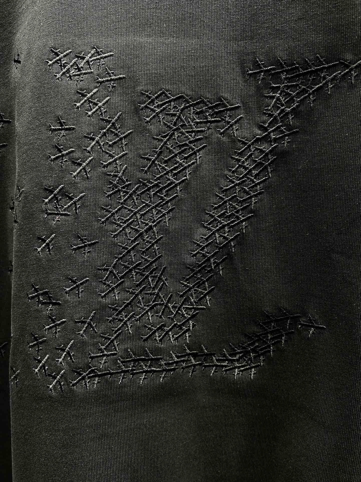 Camiseta con bordado agrietado y patrón