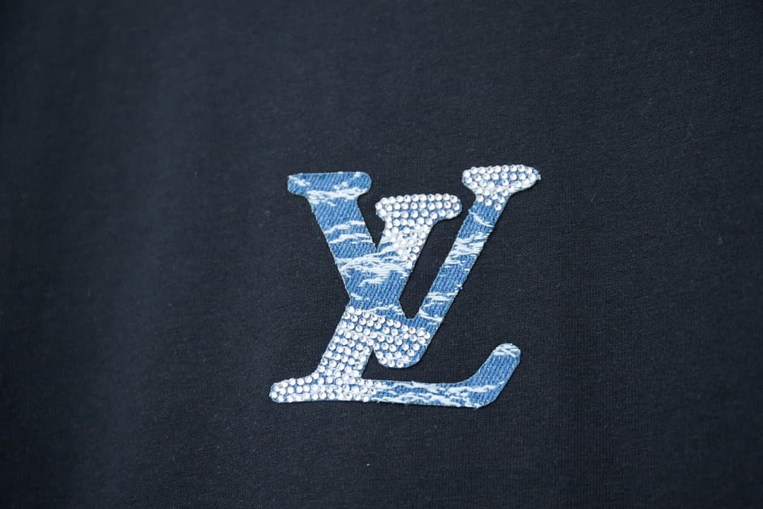 Nueva camiseta con parche de mezclilla y letras de diamantes de imitación 2025