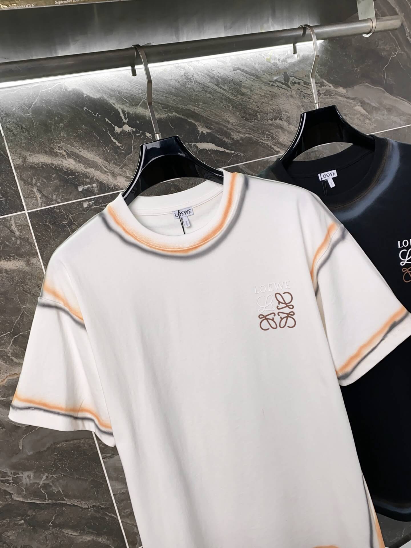Camiseta de rayas dibujadas a mano