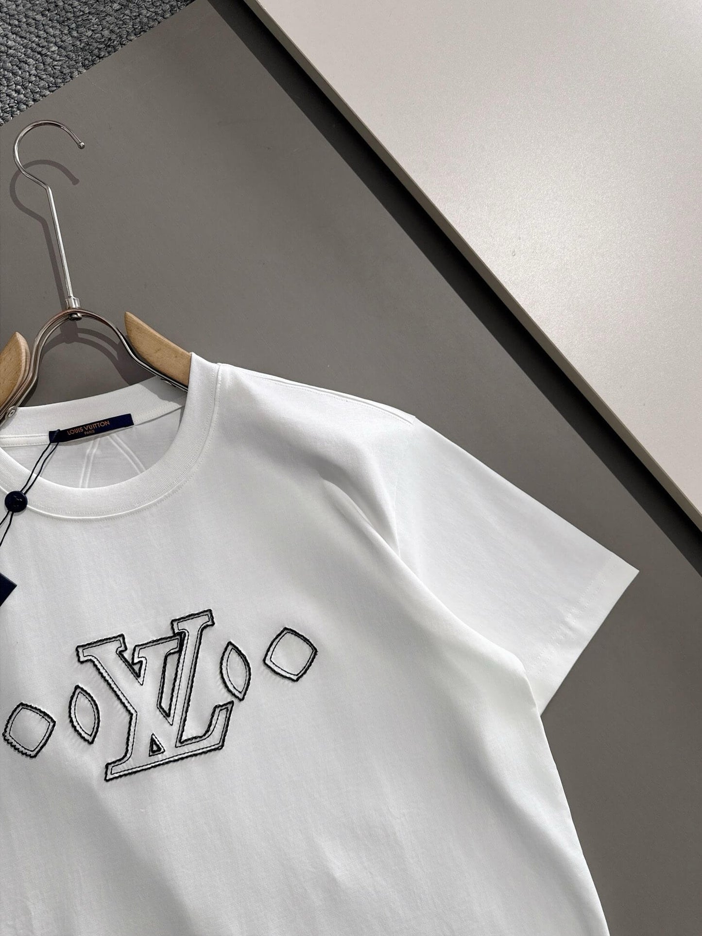 T-shirt à motif brodé classique