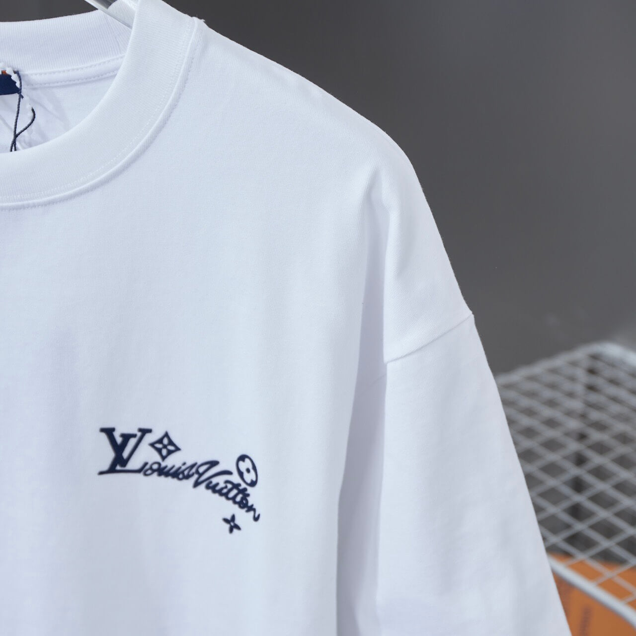 Camiseta con letras flocadas y diamantes de imitación
