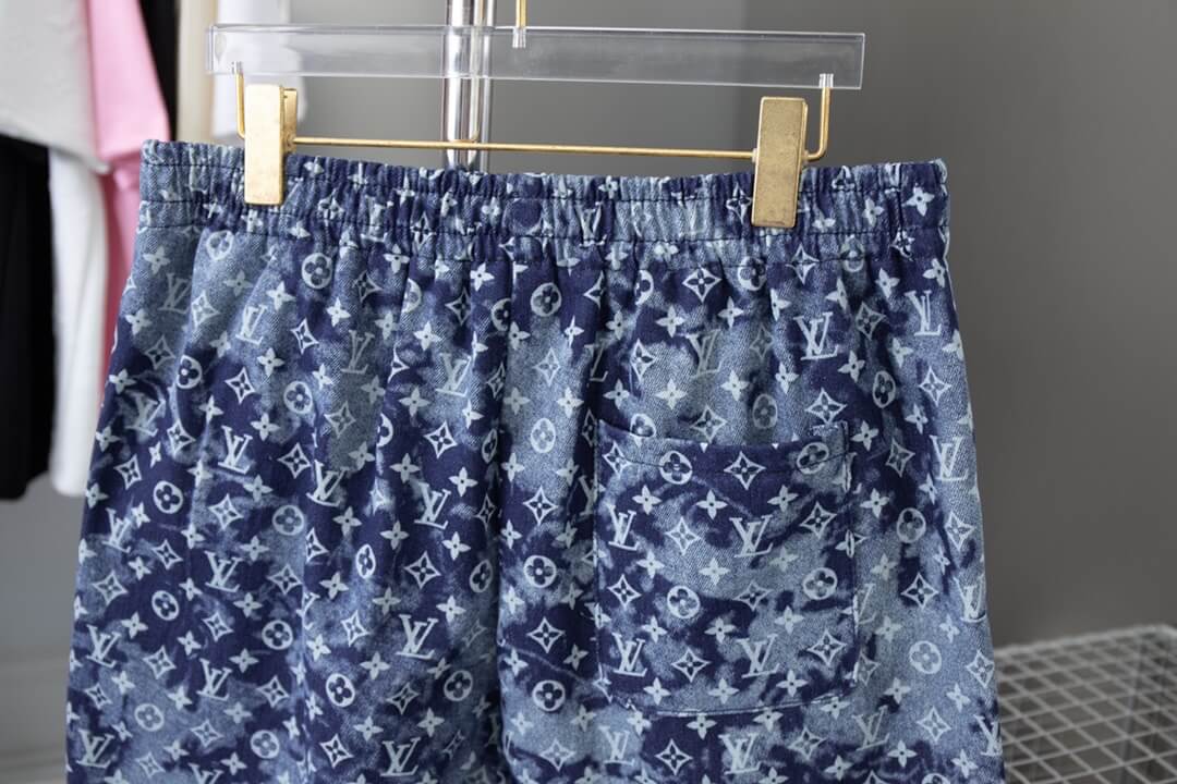 Shorts con estampado degradado azul por todas partes