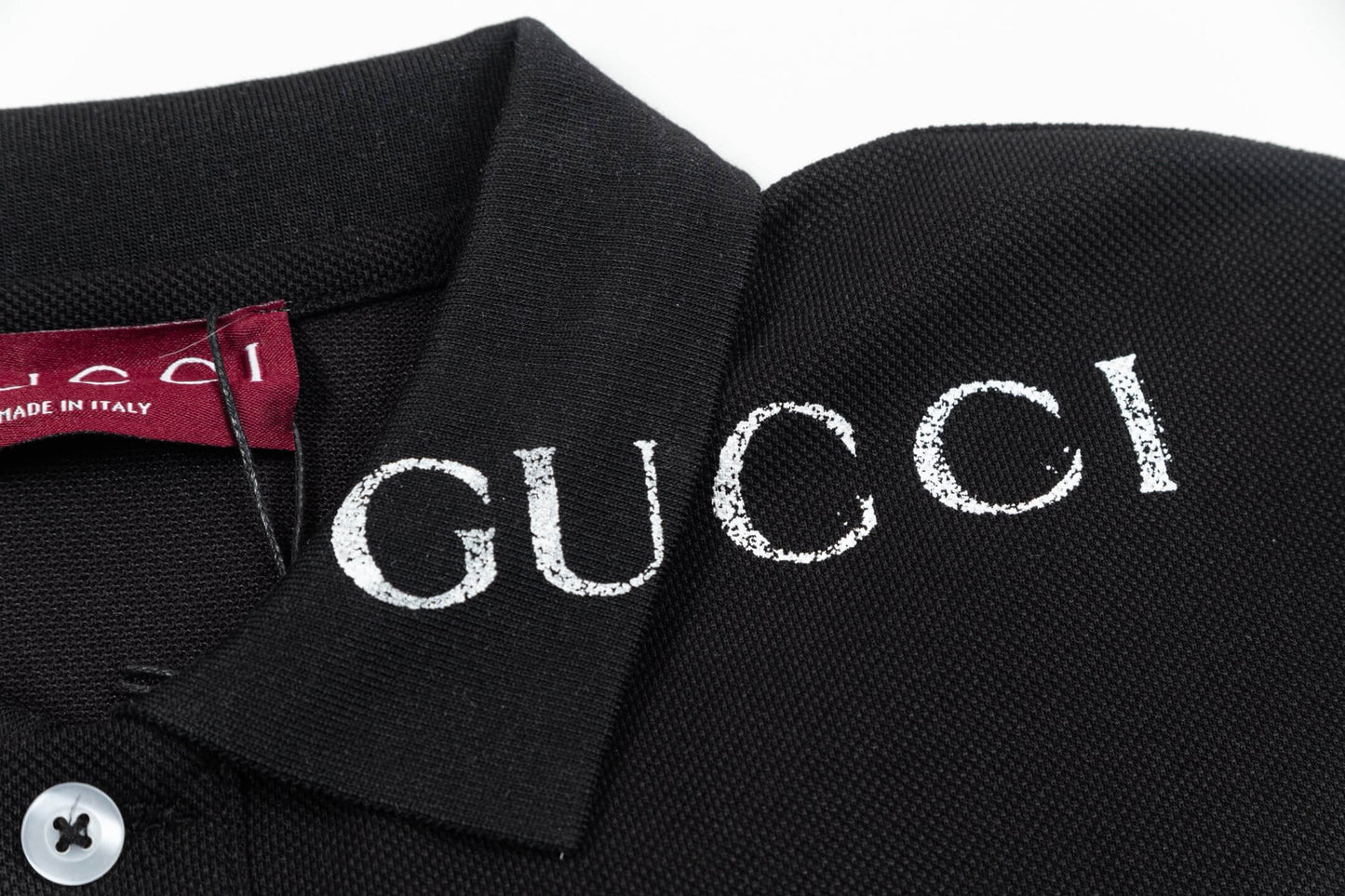 Polo con estampado de letras y cuello en contraste