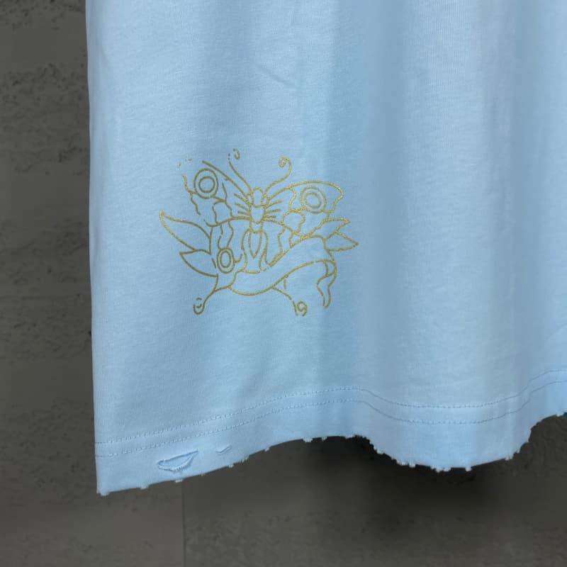 Camiseta con diamantes de imitación destruidos en la parte delantera y trasera