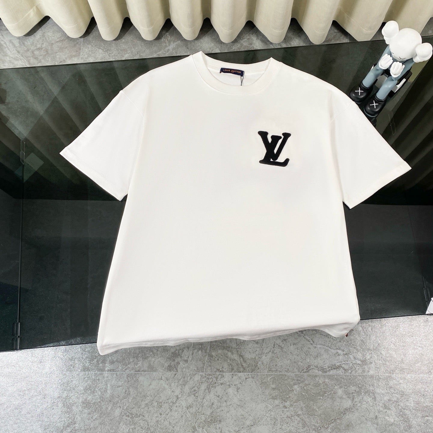 Camiseta clásica con parche de monograma