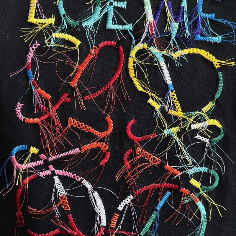 T-shirt brodé à franges arc-en-ciel