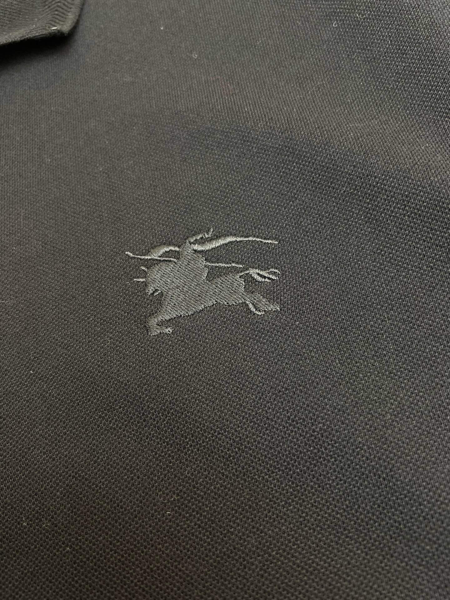 Polo con bordado Warhorse negro