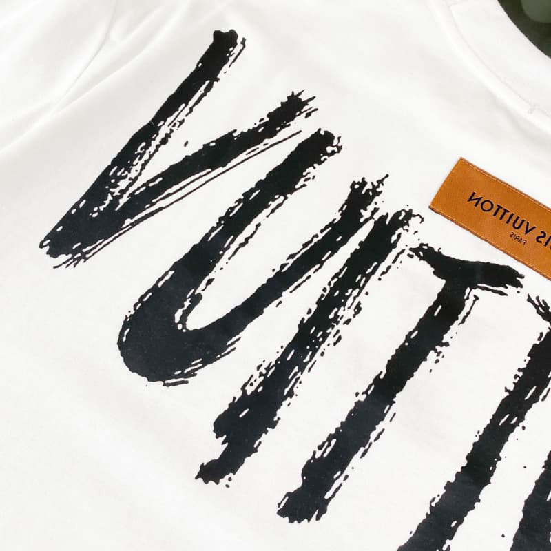 Camiseta con collar, letras y bordado en el pecho