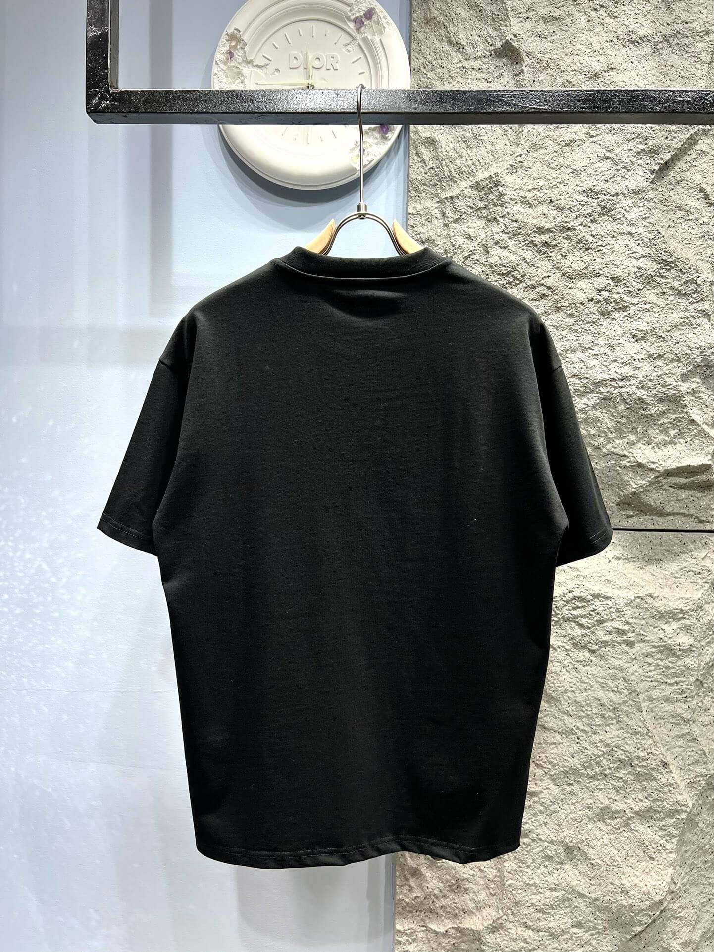 Camiseta con bordado floral
