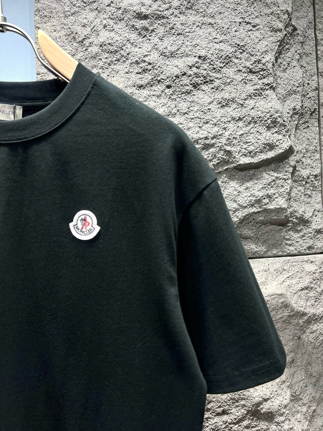 Camiseta con bordado delantero y trasero