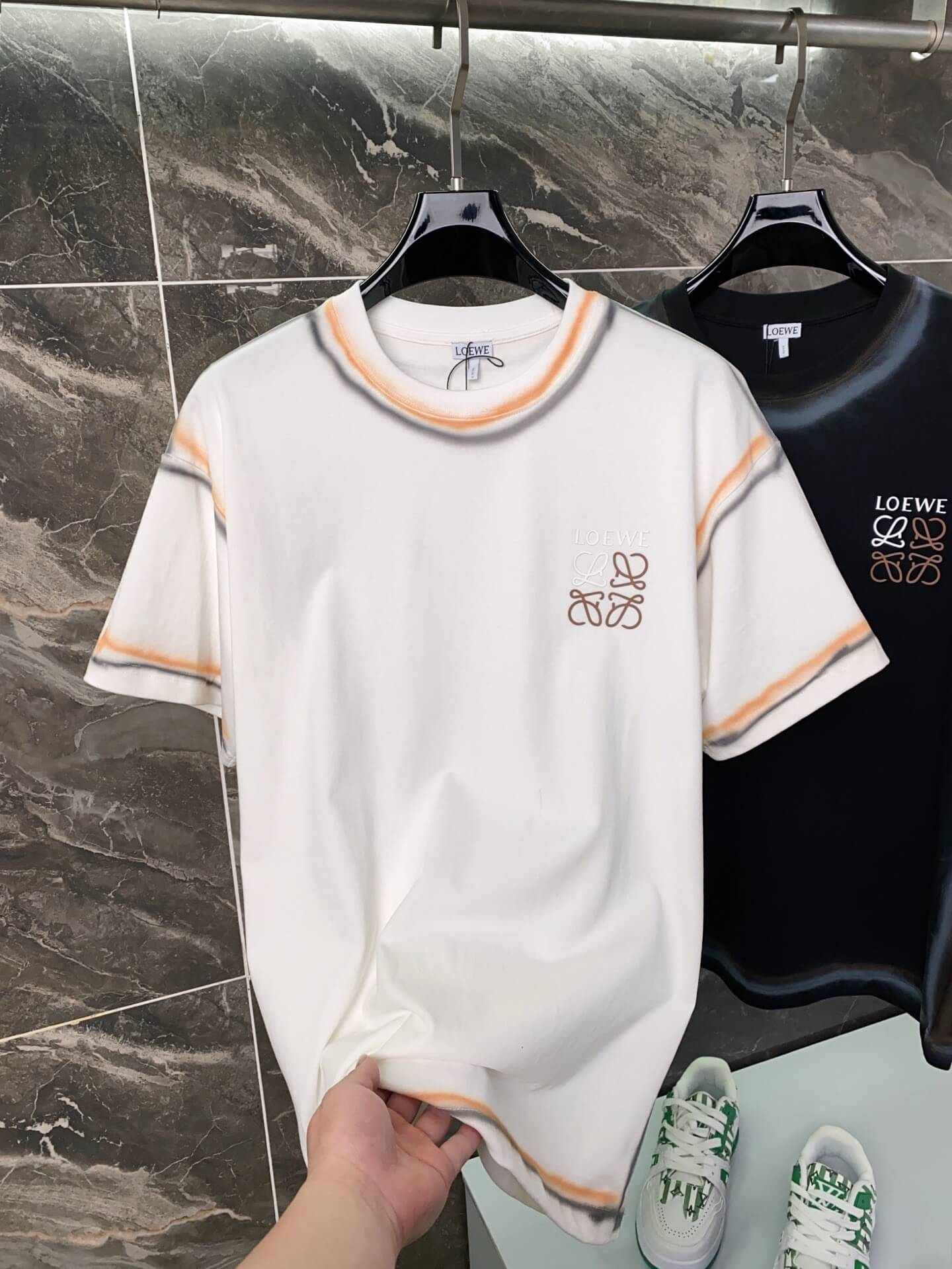 Camiseta de rayas dibujadas a mano