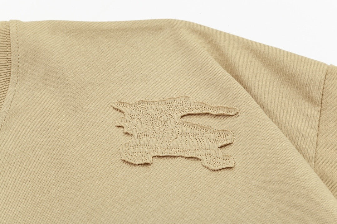 Camiseta bordada con caballo de guerra