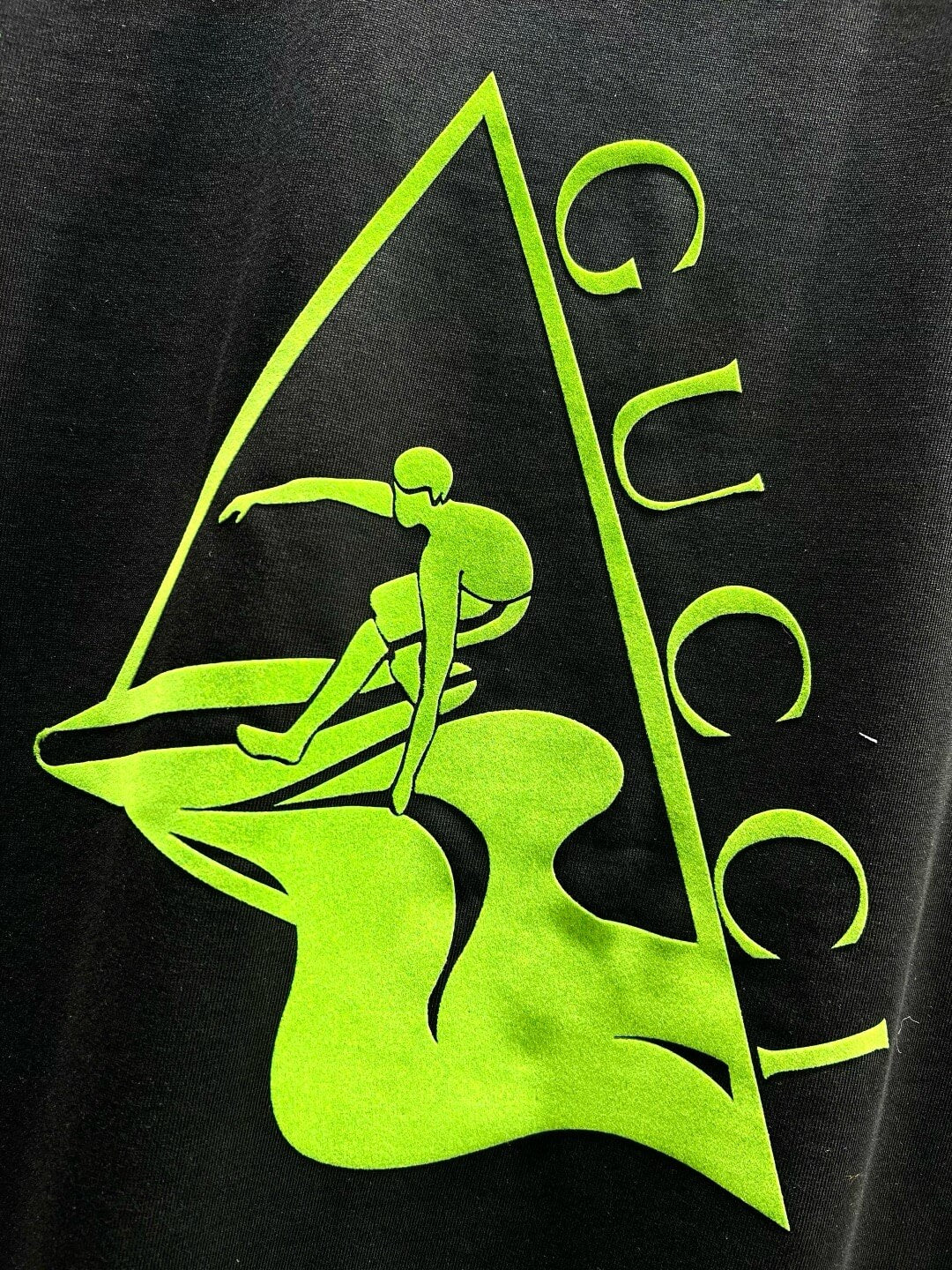 Camiseta con estampado de surfista