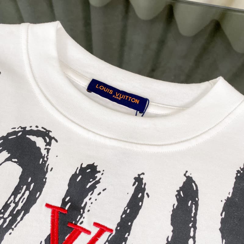 Camiseta con collar, letras y bordado en el pecho