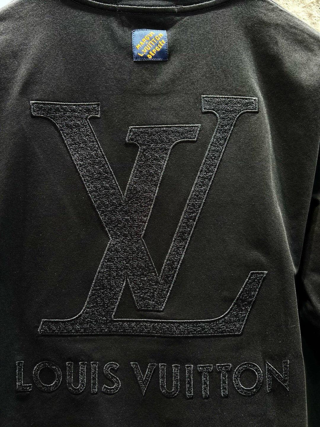 Camiseta con estampado tridimensional