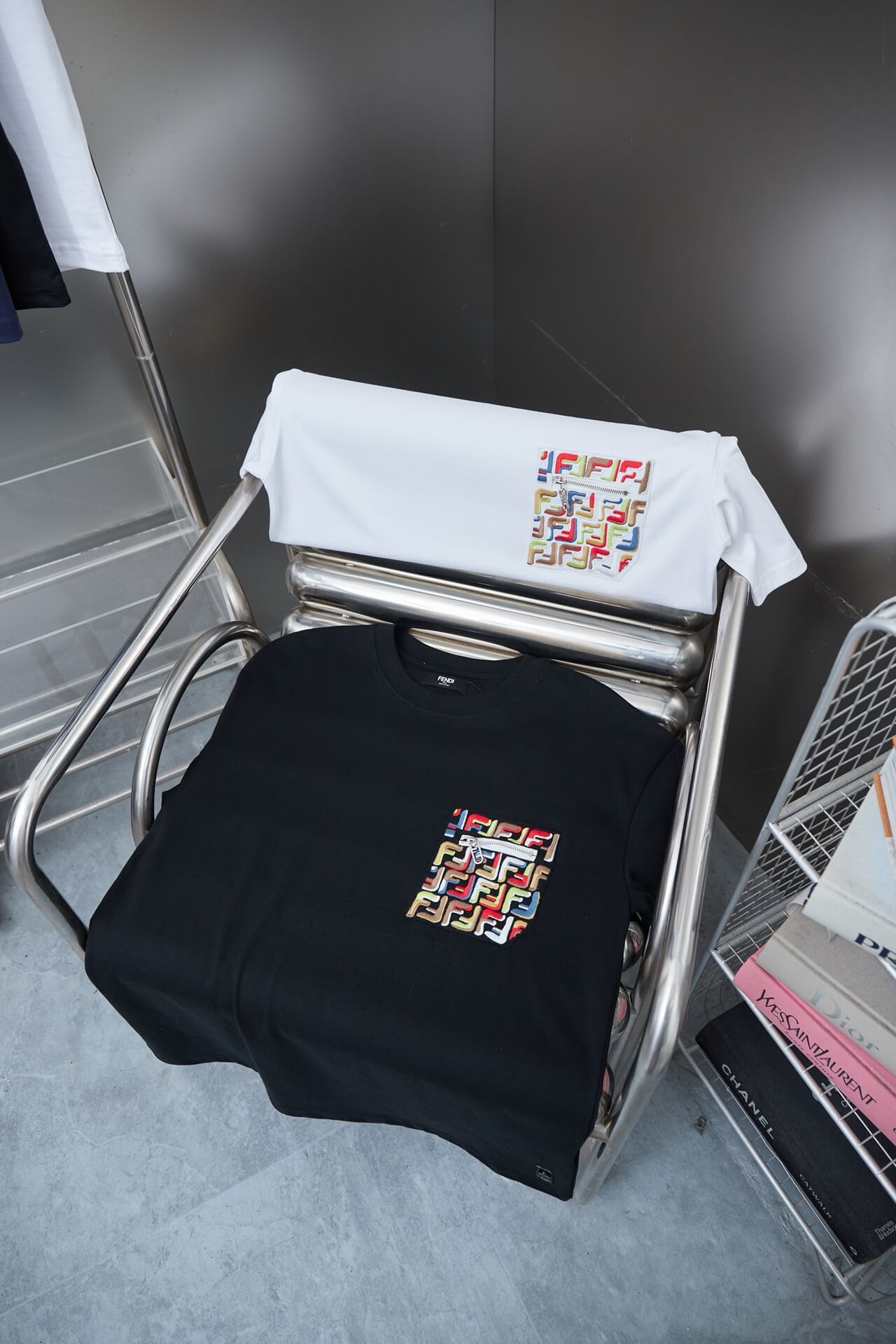 Camiseta con bordado colorido