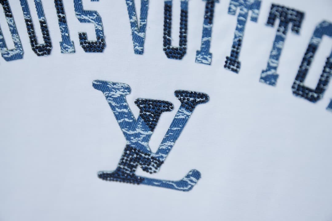 Nueva camiseta con parche de mezclilla y letras de diamantes de imitación 2025