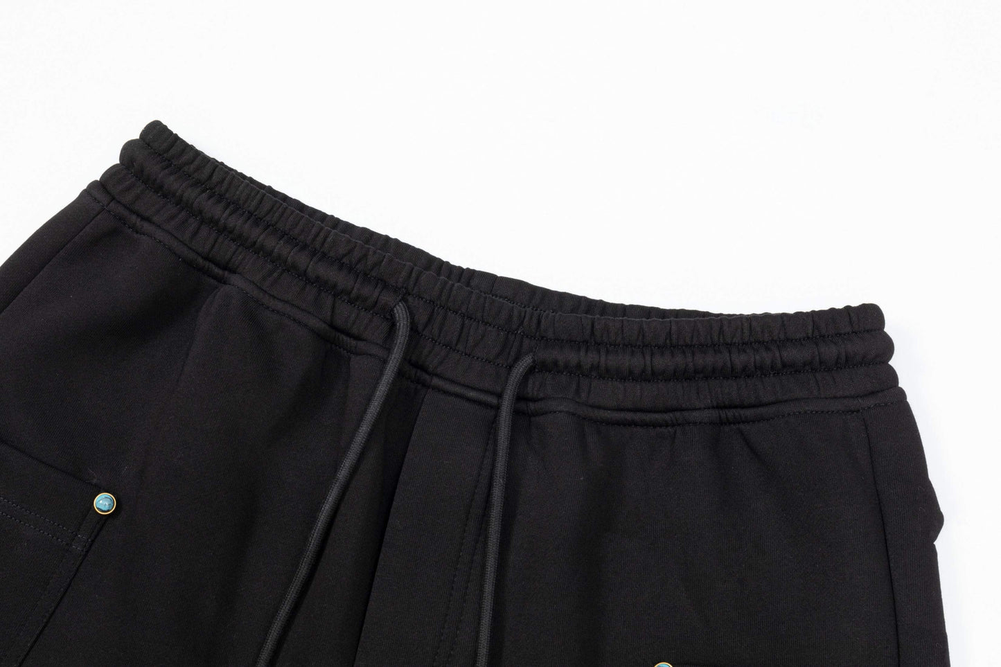 Pantalones cortos con detalle de hebilla turquesa