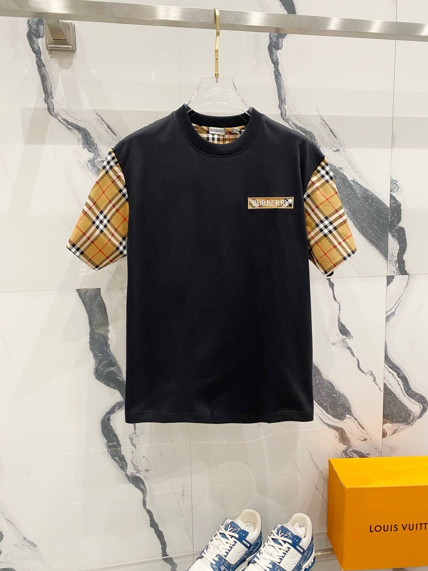 T-shirt à rayures à carreaux sur les manches