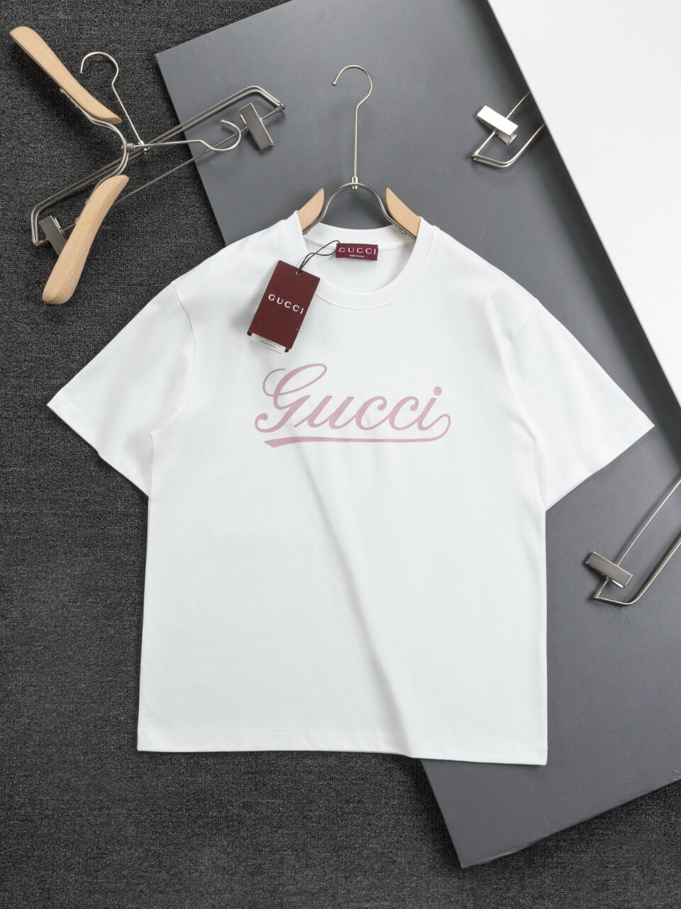 Camiseta con estampado de letras rosas