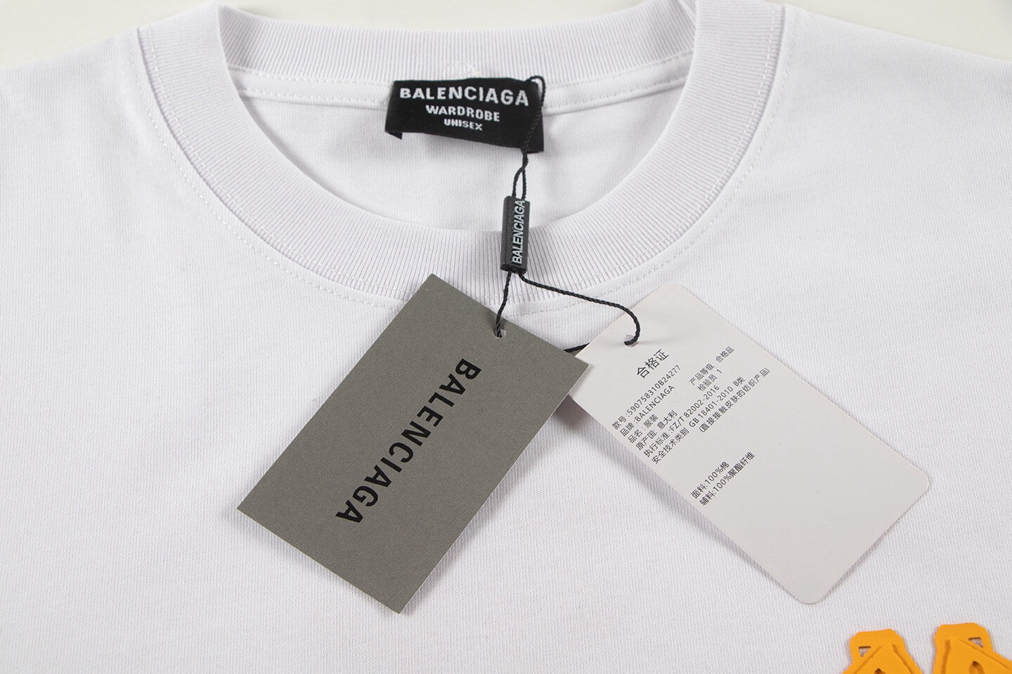 Camiseta con diseño de letras de silicona
