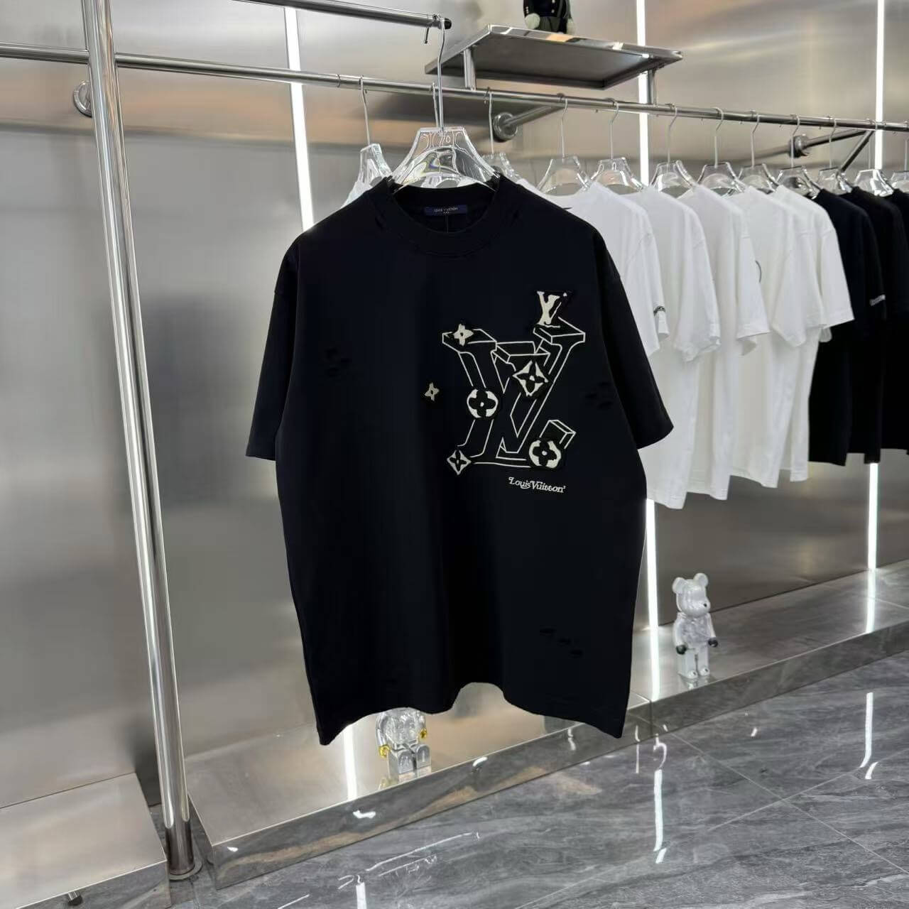 Bordado en camiseta de cuero