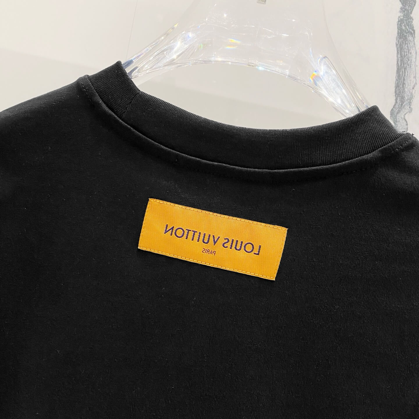 T-shirt sur le processus de moussage
