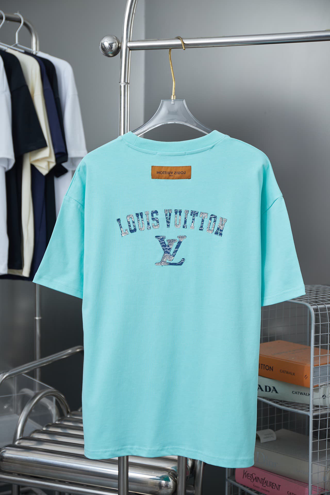 Nueva camiseta con parche de mezclilla y letras de diamantes de imitación 2025