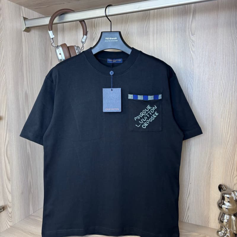 Camiseta con letras bordadas y bolsillo en el pecho