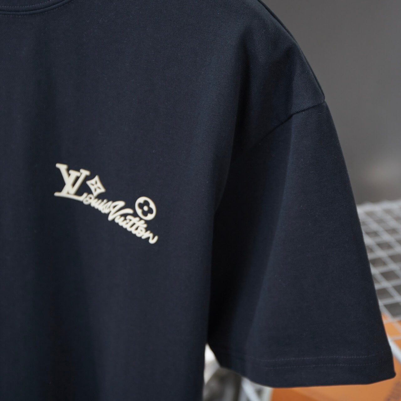 Camiseta con letras flocadas y diamantes de imitación