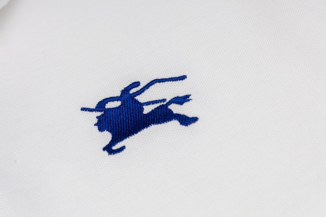 Polo brodé avec cheval de guerre sur la poitrine