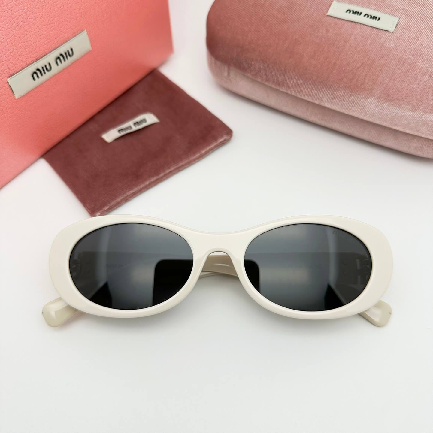 Gafas de sol con diseño de letras de metal