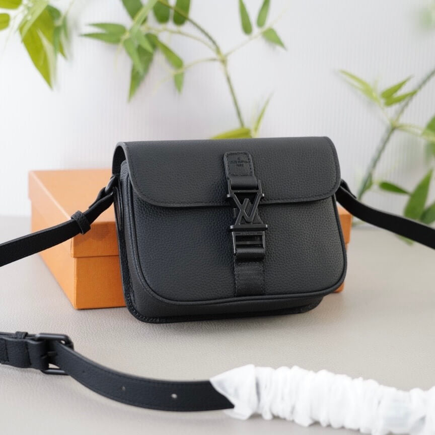 Sac à bandoulière classique à boutons et lettres simples