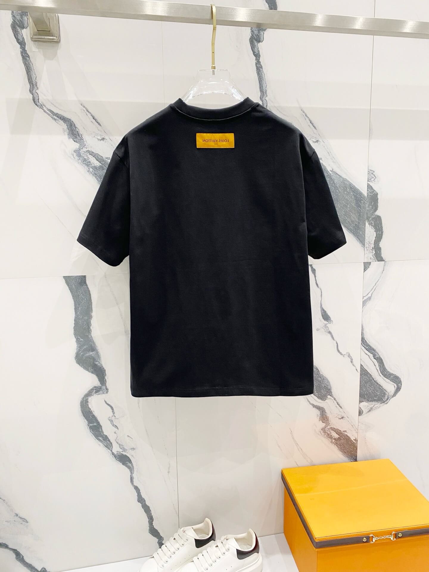 T-shirt sur le processus de moussage