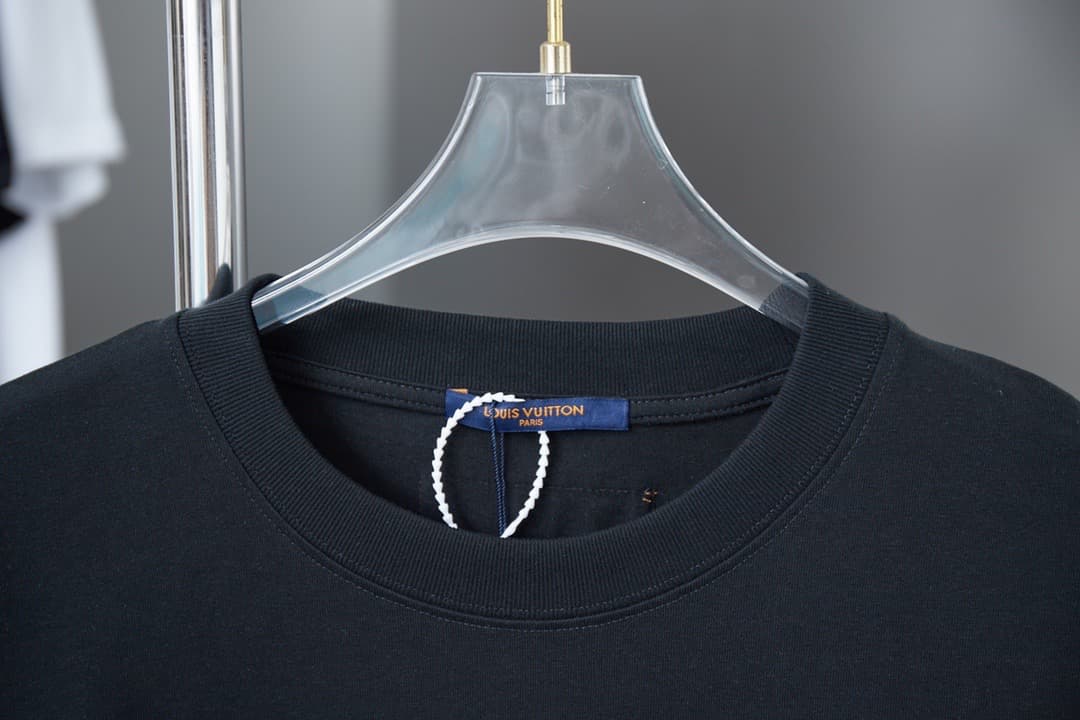Nueva camiseta con parche de mezclilla y letras de diamantes de imitación 2025