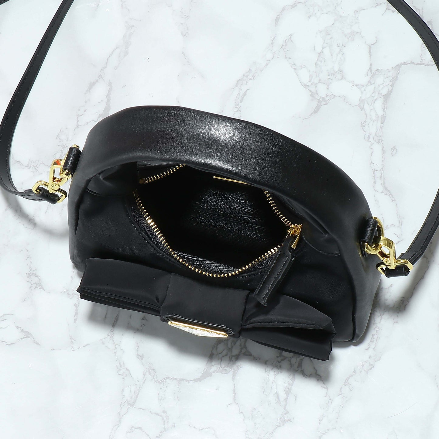 Bolso de hombro con lazo de cuero y paneles de nailon para la axila