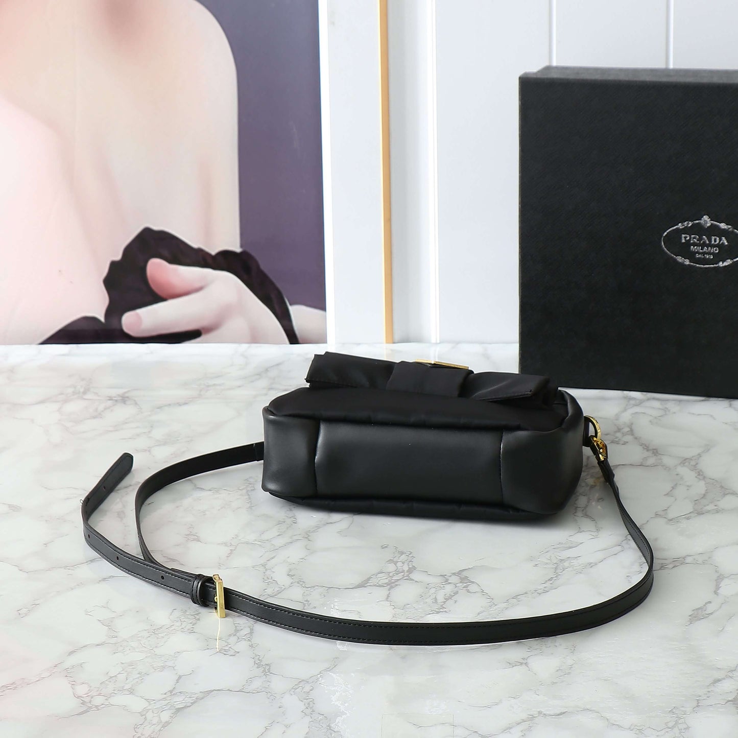 Bolso de hombro con lazo de cuero y paneles de nailon para la axila
