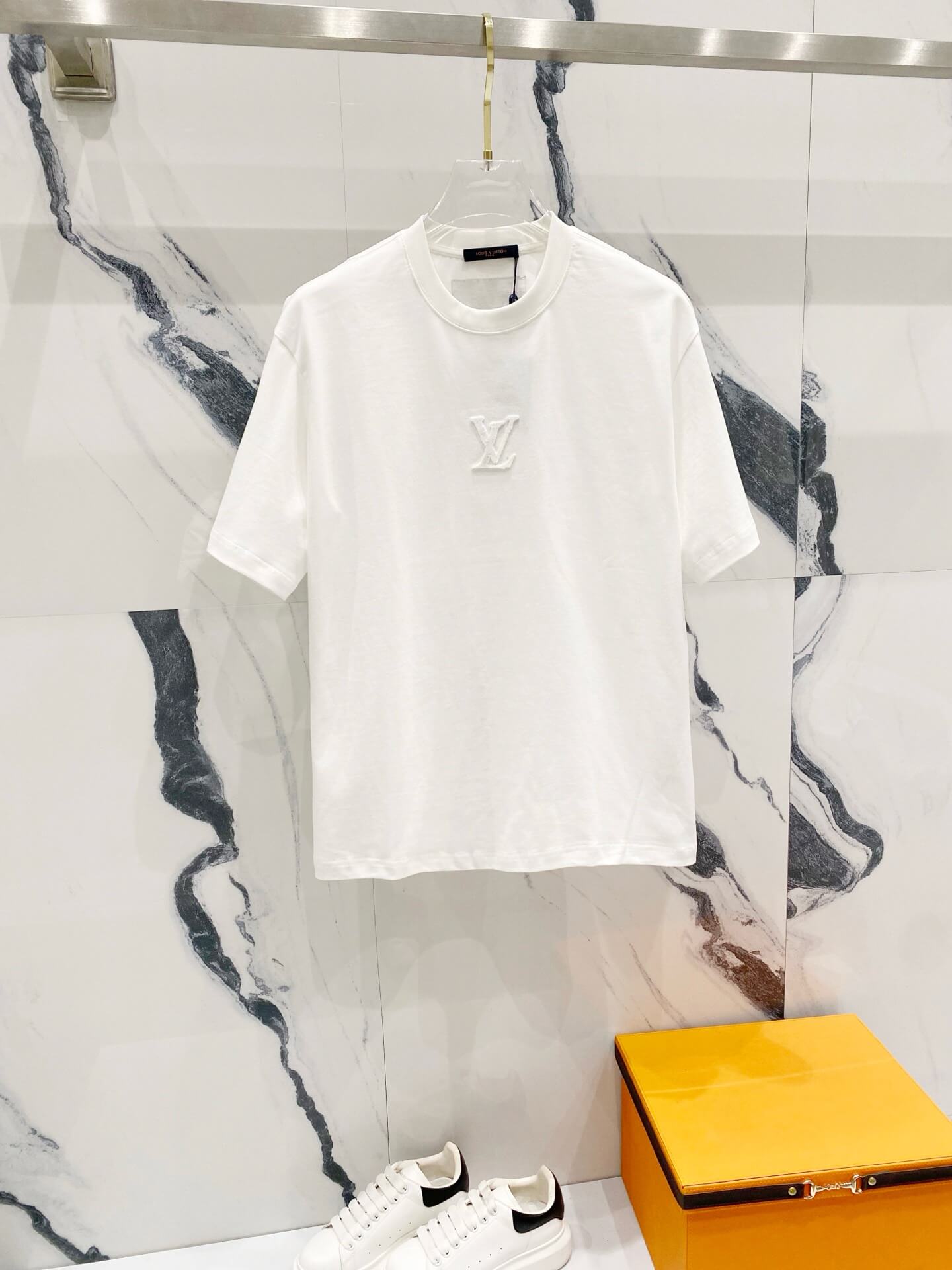 T-shirt sur le processus de moussage