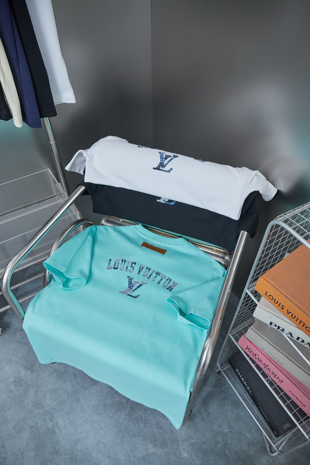 Nueva camiseta con parche de mezclilla y letras de diamantes de imitación 2025