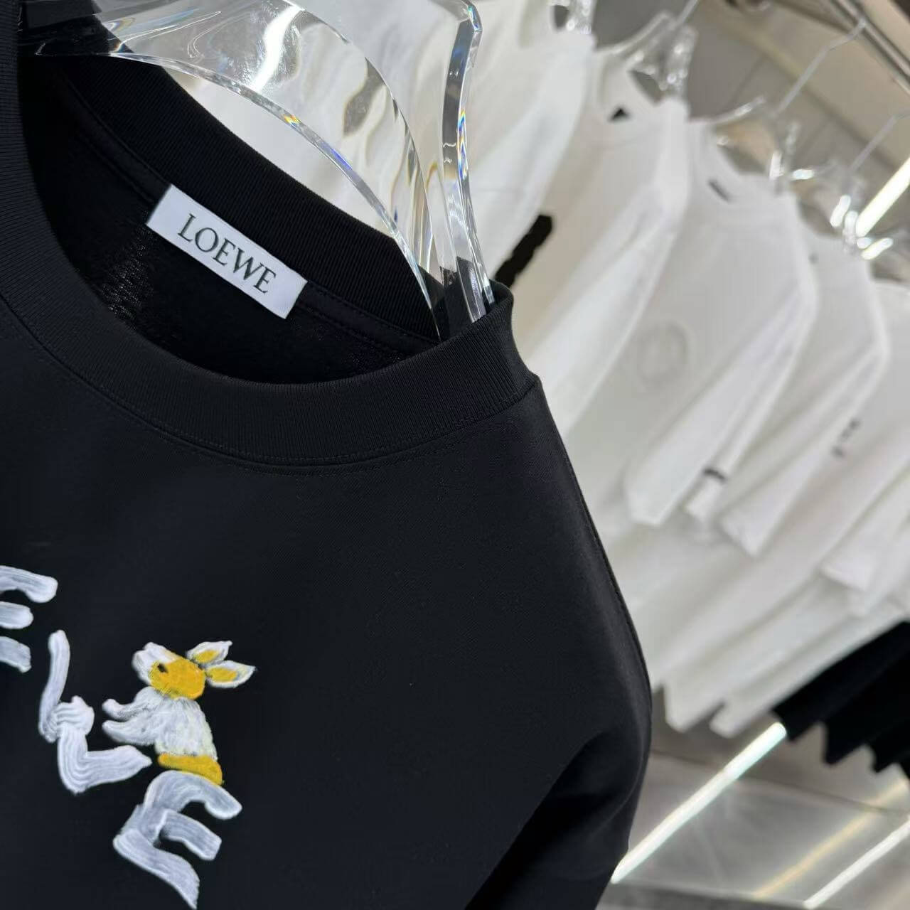 Camiseta con estampado pintado a mano