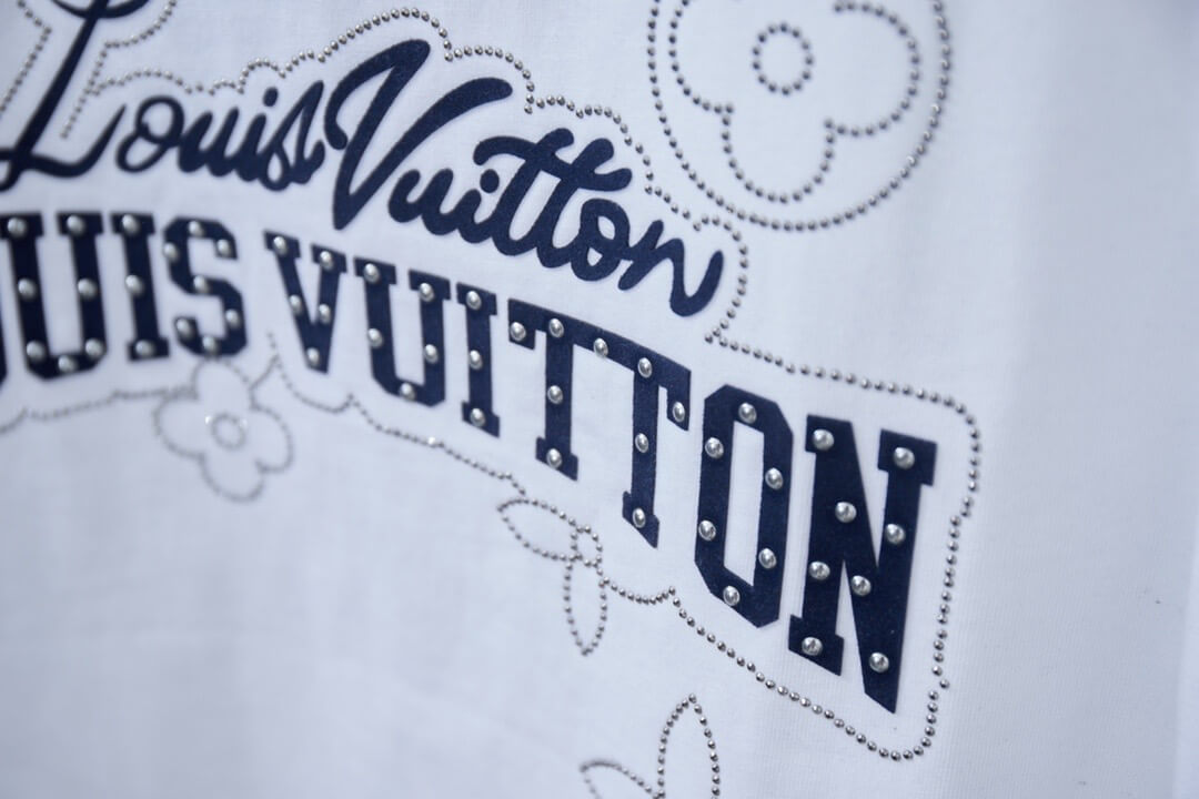 Camiseta con letras flocadas y diamantes de imitación