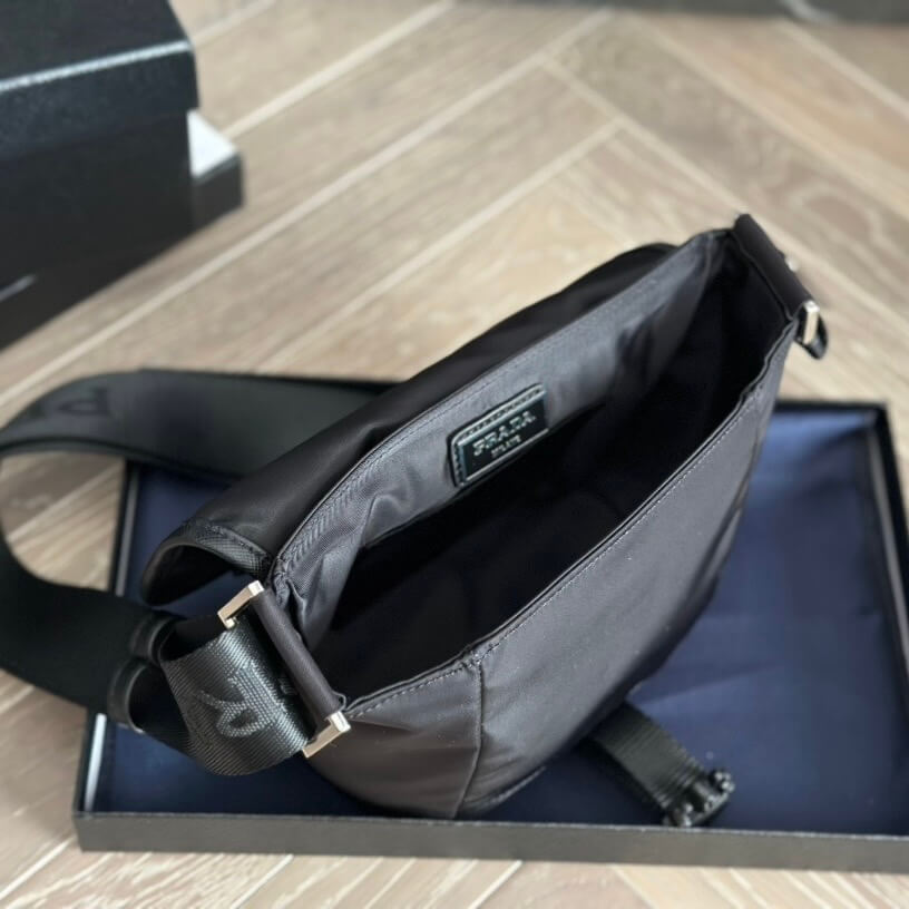 Sac messager trapèze inversé en nylon